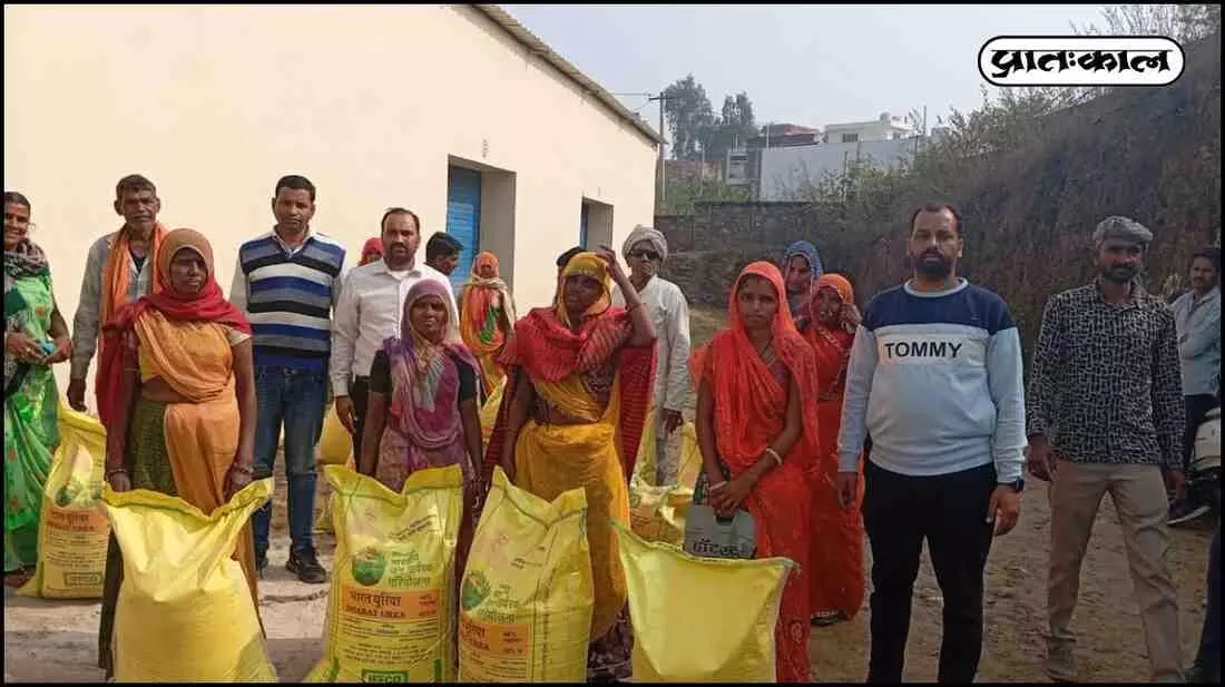 Urea fertilizer distributed to 1000 farmers at Jhardol