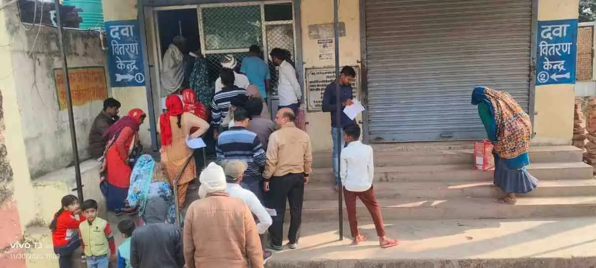 Huge crowd at the free medicine counter in Bayana