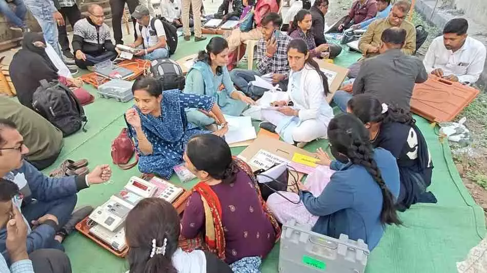 Election preparations in full swing in all four municipalities, 282 polling parties leave from Nandurbar district Election preparations in full swing in all four municipalities, 282 polling parties leave from Nandurbar district