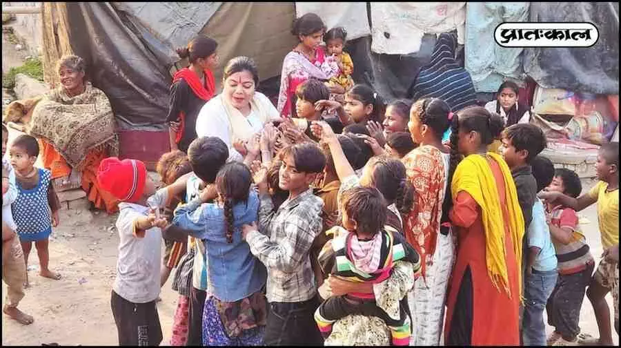 District President Shweta Yadav distributed fruits