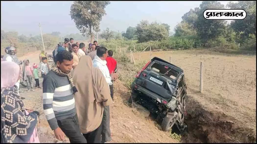 Uncontrolled Scorpio overturned in a ditch, Uncontrolled Scorpio overturned in a ditch,