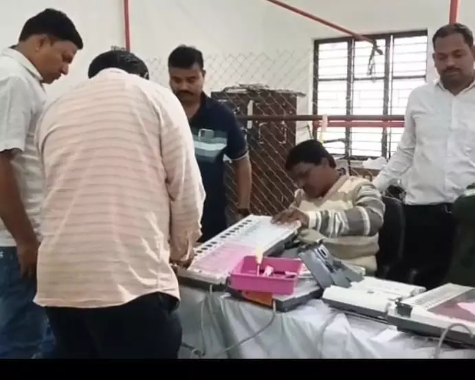 Police are closely monitoring the municipal council elections in Amravati, and election literature has been sent to every booth. Police are closely monitoring the municipal council elections in Amravati, and election literature has been sent to every booth.