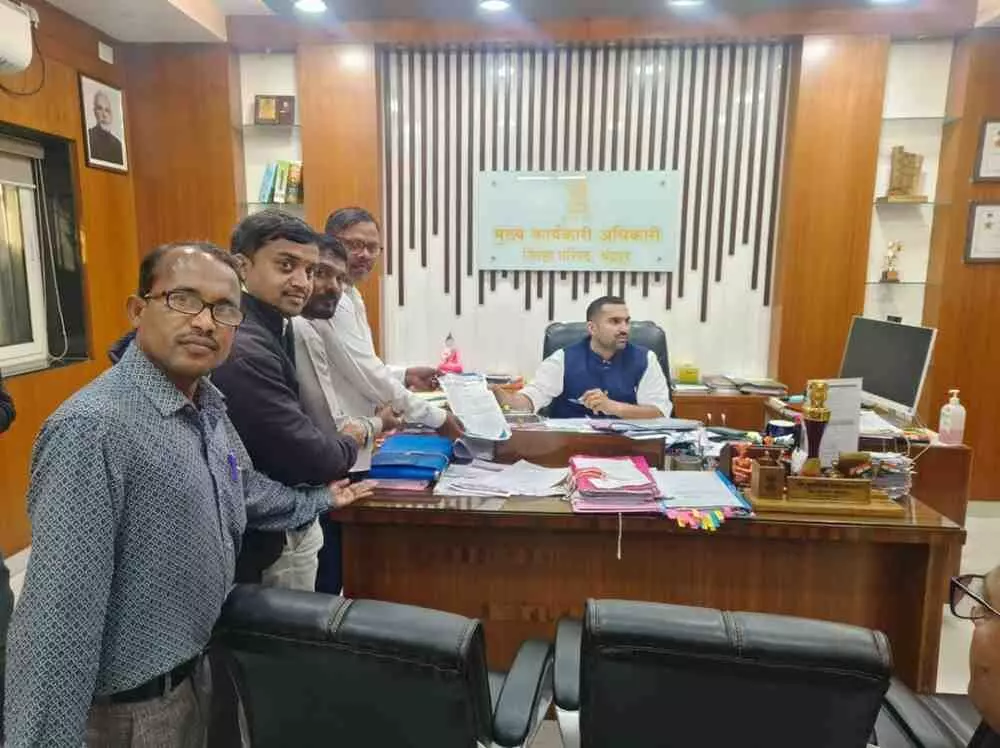 Village resource persons appealed to the District Magistrate, demanding regular social audit work. Village resource persons appealed to the District Magistrate, demanding regular social audit work.