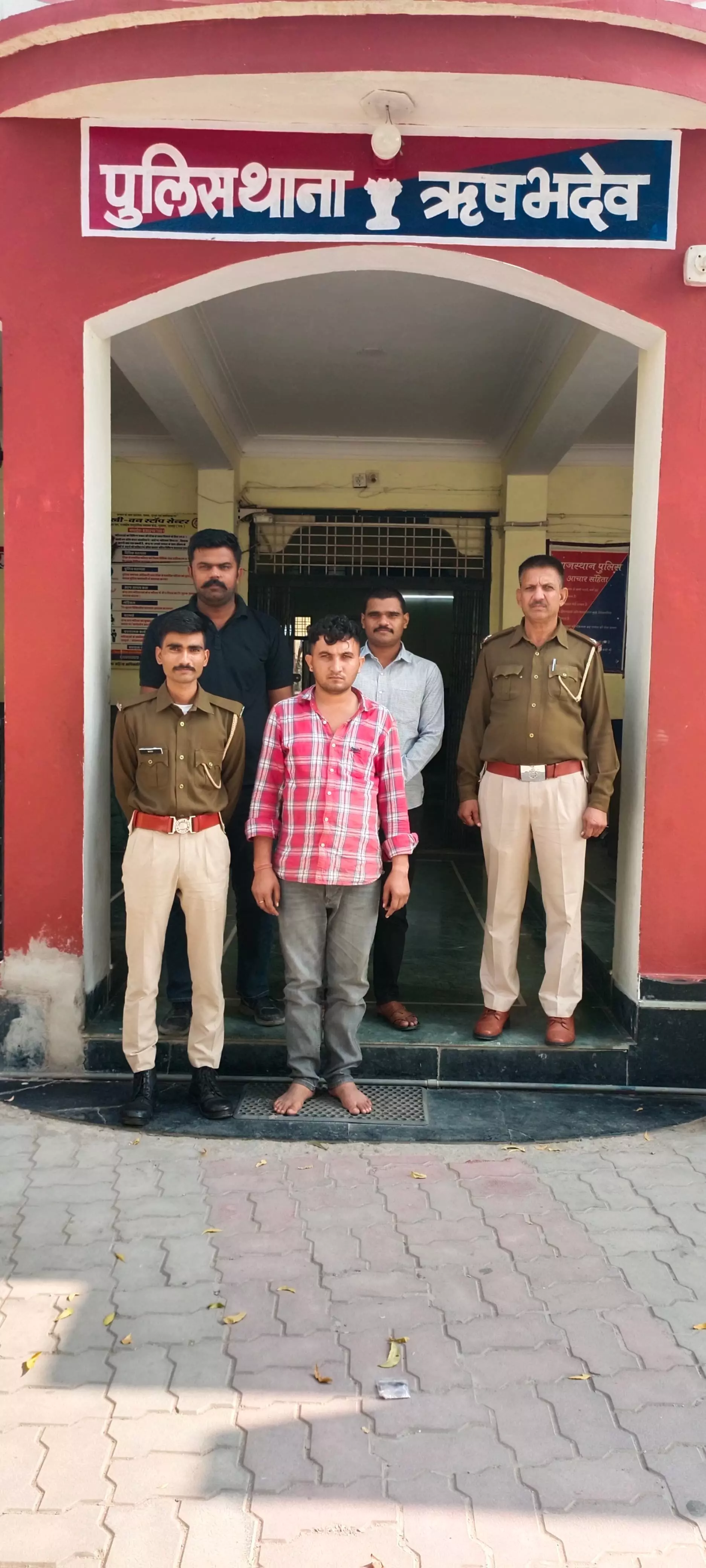 Rishabhdev police arrested the accused with 2.262 kg of opium dodachura, car also seized. Rishabhdev police arrested the accused with 2.262 kg of opium dodachura, car also seized.