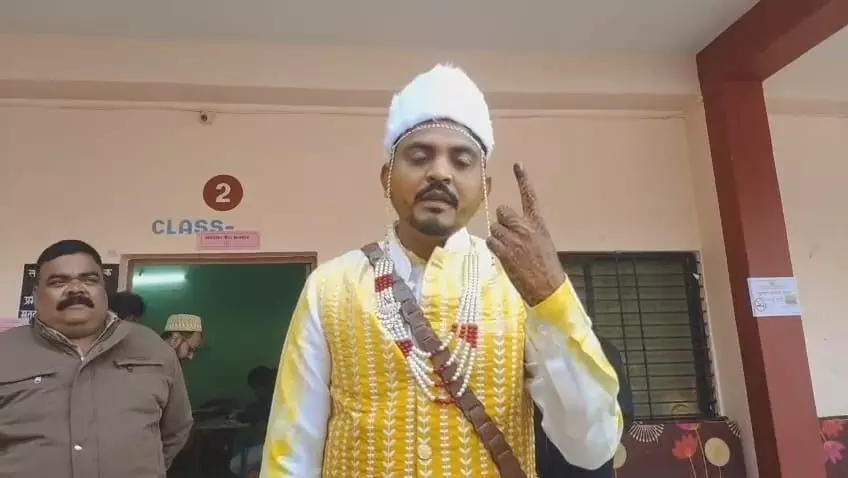A unique moment at the Taloda Municipal Council meeting: The groom fulfilled his democratic duty before taking the wedding vows. A unique moment at the Taloda Municipal Council meeting: The groom fulfilled his democratic duty before taking the wedding vows.