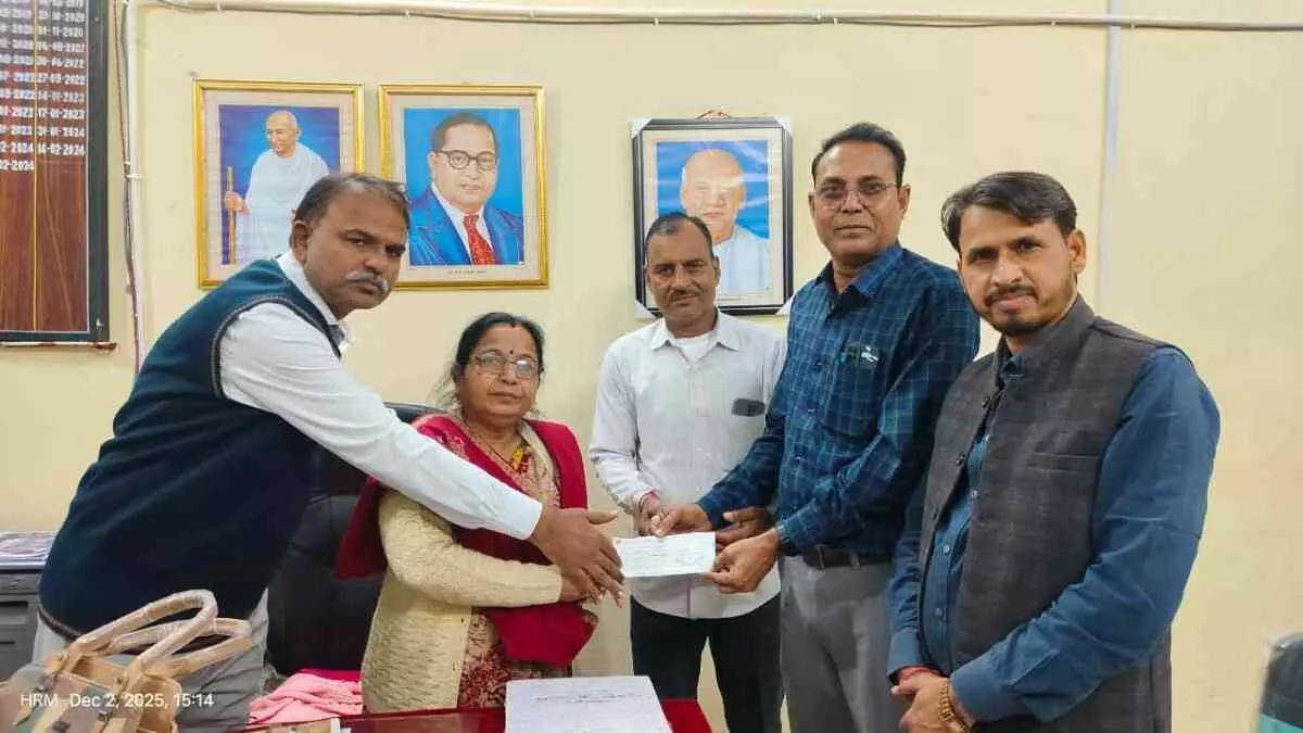 Teacher Om Prakash Nainiwal handed over a cheque of 21,000 to the school