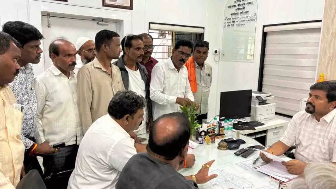 Shiv Sena expresses anger over the dilapidated condition of Amravati-Badnera road, submits a request to the administration Shiv Sena expresses anger over the dilapidated condition of Amravati-Badnera road, submits a request to the administration