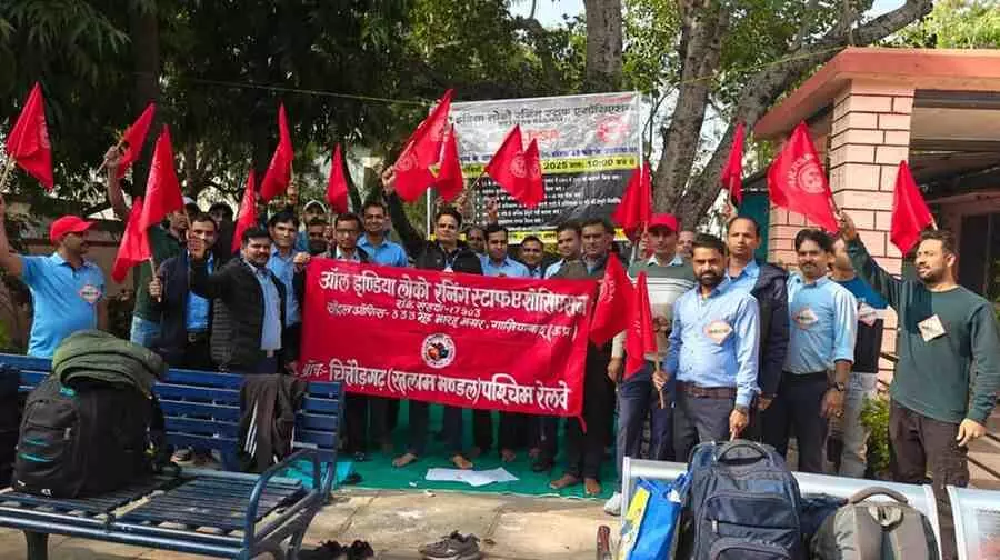 ALARSA loco pilots begin 48-hour hunger strike ALARSA loco pilots begin 48-hour hunger strike
