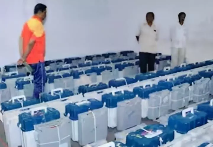 Amravati Municipal Elections: High Court order stays EVMs; they will be kept under tight security in the strong room for 19 days. Amravati Municipal Elections: High Court order stays EVMs; they will be kept under tight security in the strong room for 19 days.