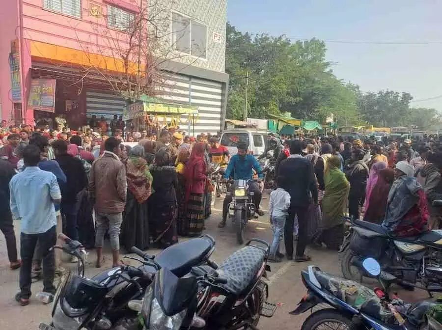 Fertilizer crisis sparks farmers anger, traffic jam in Chotisadri; Fertilizer crisis sparks farmers anger, traffic jam in Chotisadri;