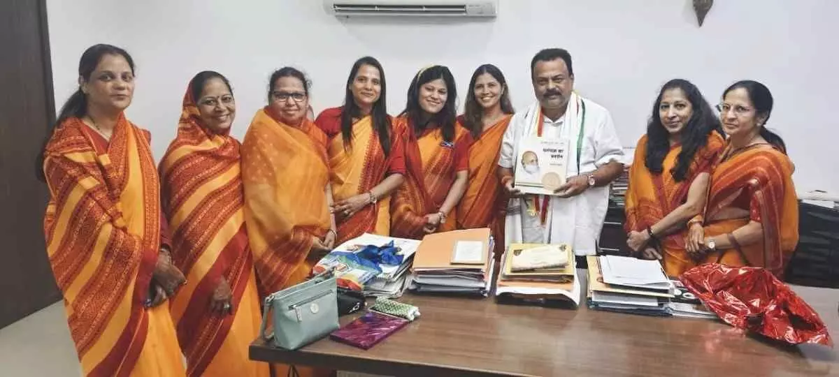 MLA Sunil Prabhu was presented with an inspiring booklet on the centenary year of Acharya Tulsis initiation. MLA Sunil Prabhu was presented with an inspiring booklet on the centenary year of Acharya Tulsis initiation.