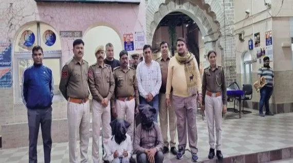 Two notorious thieves who duped a woman of Rs 2 lakh