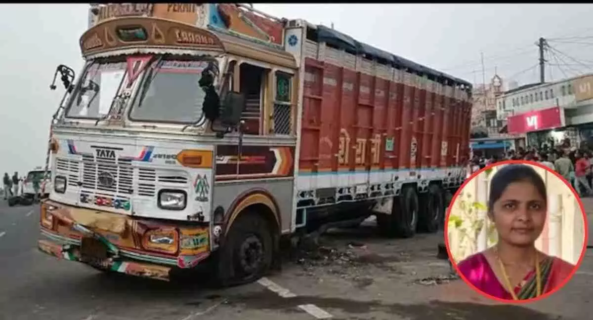 A woman died tragically after being hit by a truck, the driver absconded. A woman died tragically after being hit by a truck, the driver absconded.