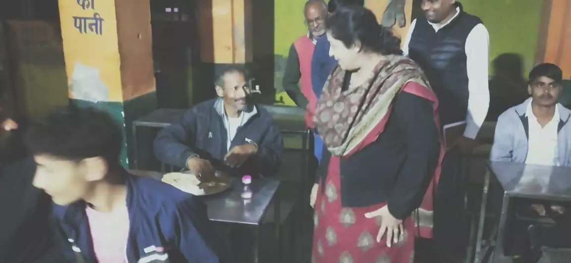 Divisional Commissioner Nalini Kathotiya conducted a surprise inspection of Shri Annapurna Rasoi in Kumher Divisional Commissioner Nalini Kathotiya conducted a surprise inspection of Shri Annapurna Rasoi in Kumher