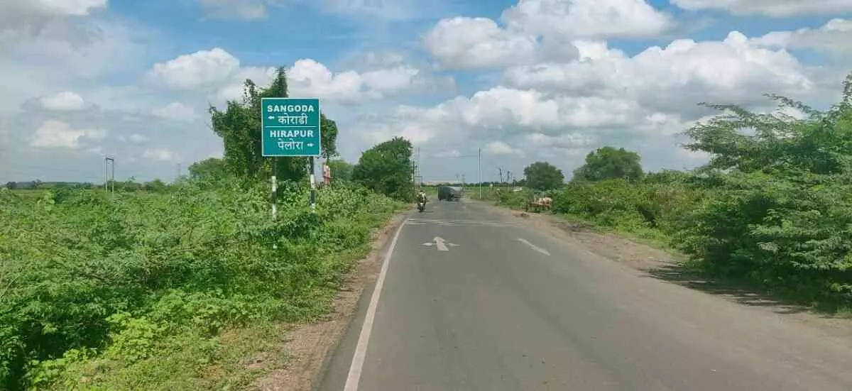 The construction of the bridge on the Vansadi-Kavthala road is slow, increasing difficulties for commuters and transporters. The construction of the bridge on the Vansadi-Kavthala road is slow, increasing difficulties for commuters and transporters.