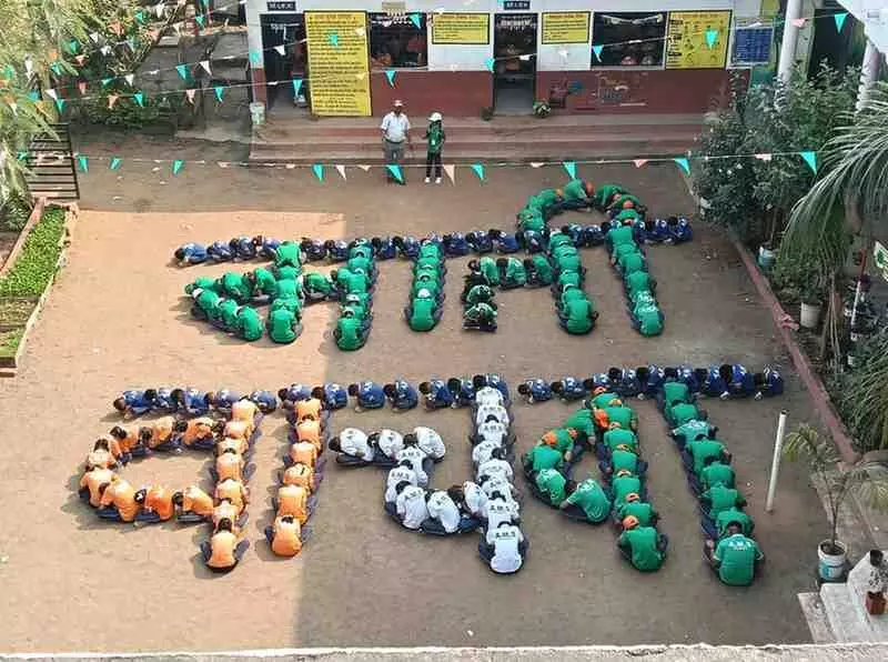 Rajura: Students of Adarsh School formed a student chain and gave a powerful message of “Save the Soil” Rajura: Students of Adarsh School formed a student chain and gave a powerful message of “Save the Soil”