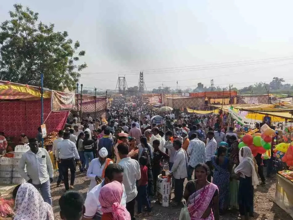 A flood of devotees gathered at Ganesh Mod, the three-decade-old tradition of Shri Datta Jayanti celebrations came alive again. A flood of devotees gathered at Ganesh Mod, the three-decade-old tradition of Shri Datta Jayanti celebrations came alive again.