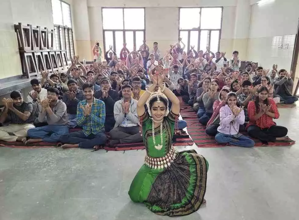 Dr. Pompi Pals Odissi dance performance