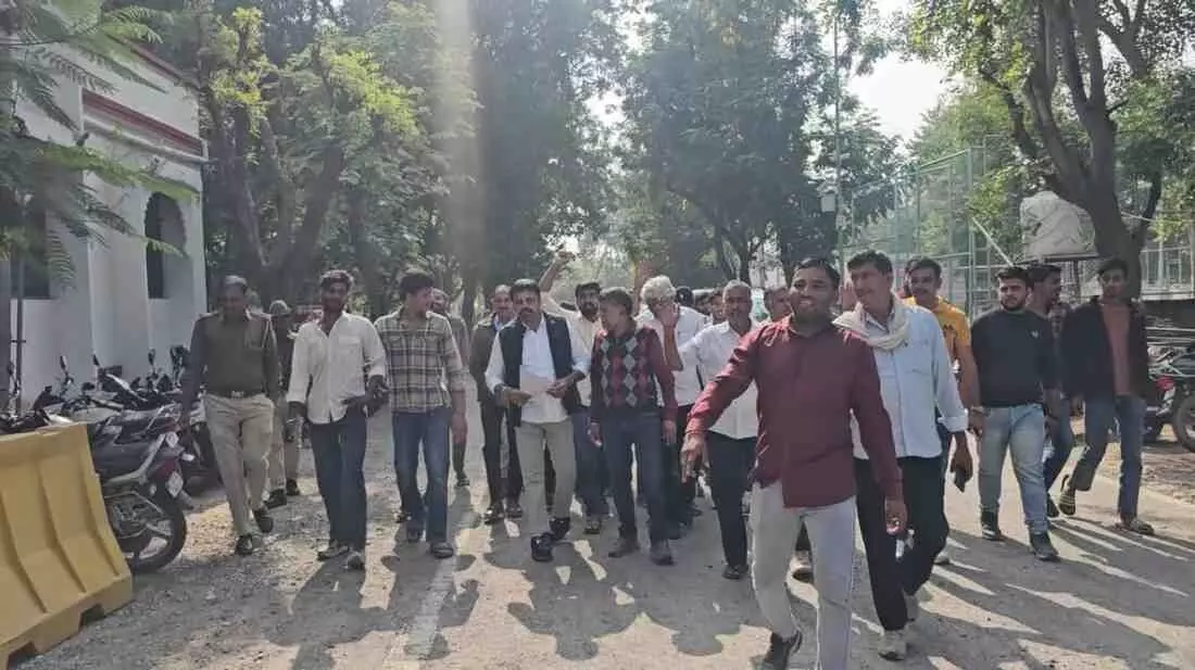 onfrontation between villagers and the mafia; three detained, JCB and car seized. onfrontation between villagers and the mafia; three detained, JCB and car seized.