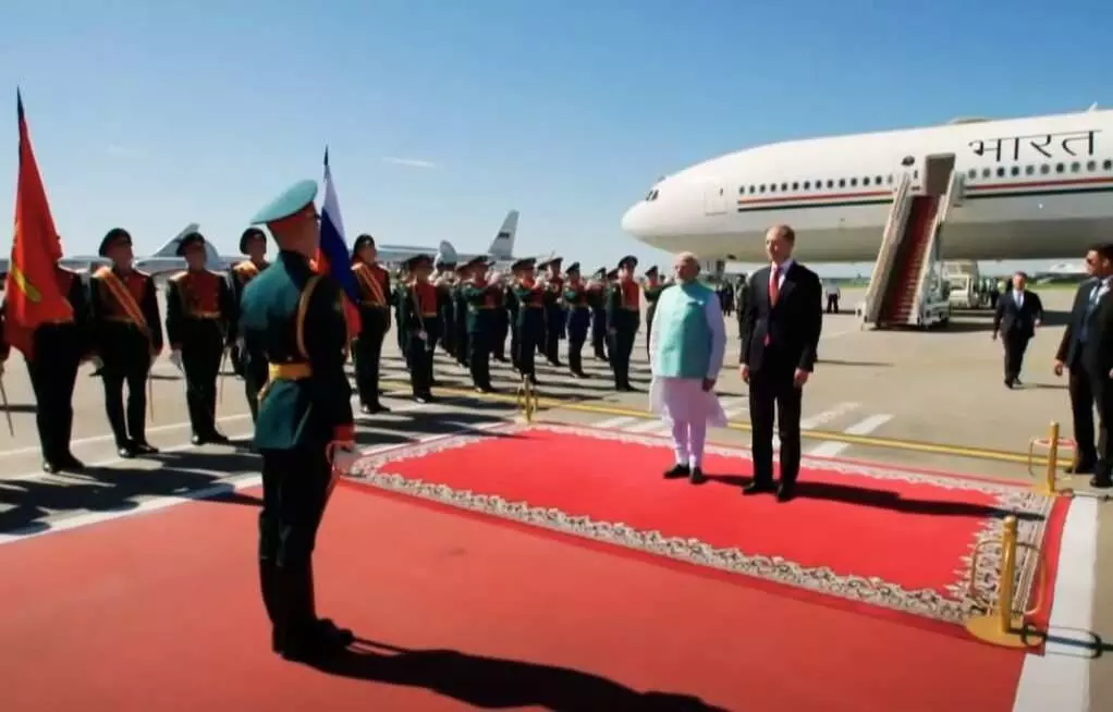 Russian President Putin received a grand welcome from Prime Minister Modi in New Delhi. Russian President Putin received a grand welcome from Prime Minister Modi in New Delhi.