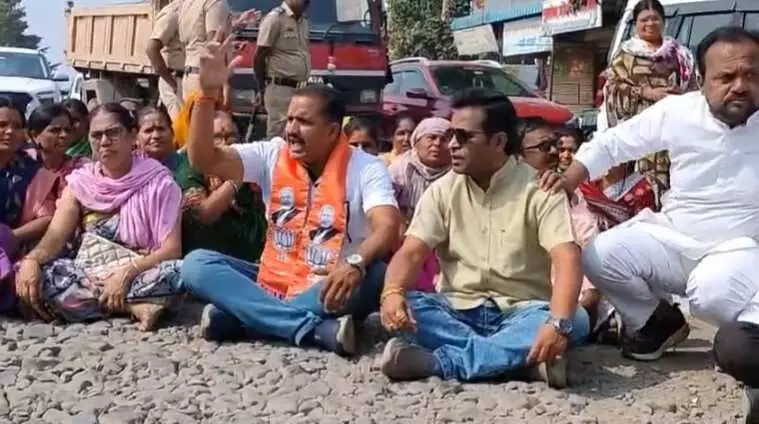Latur: Citizens sit in potholes on a dilapidated road and stage a protest, demanding immediate repairs from the administration.