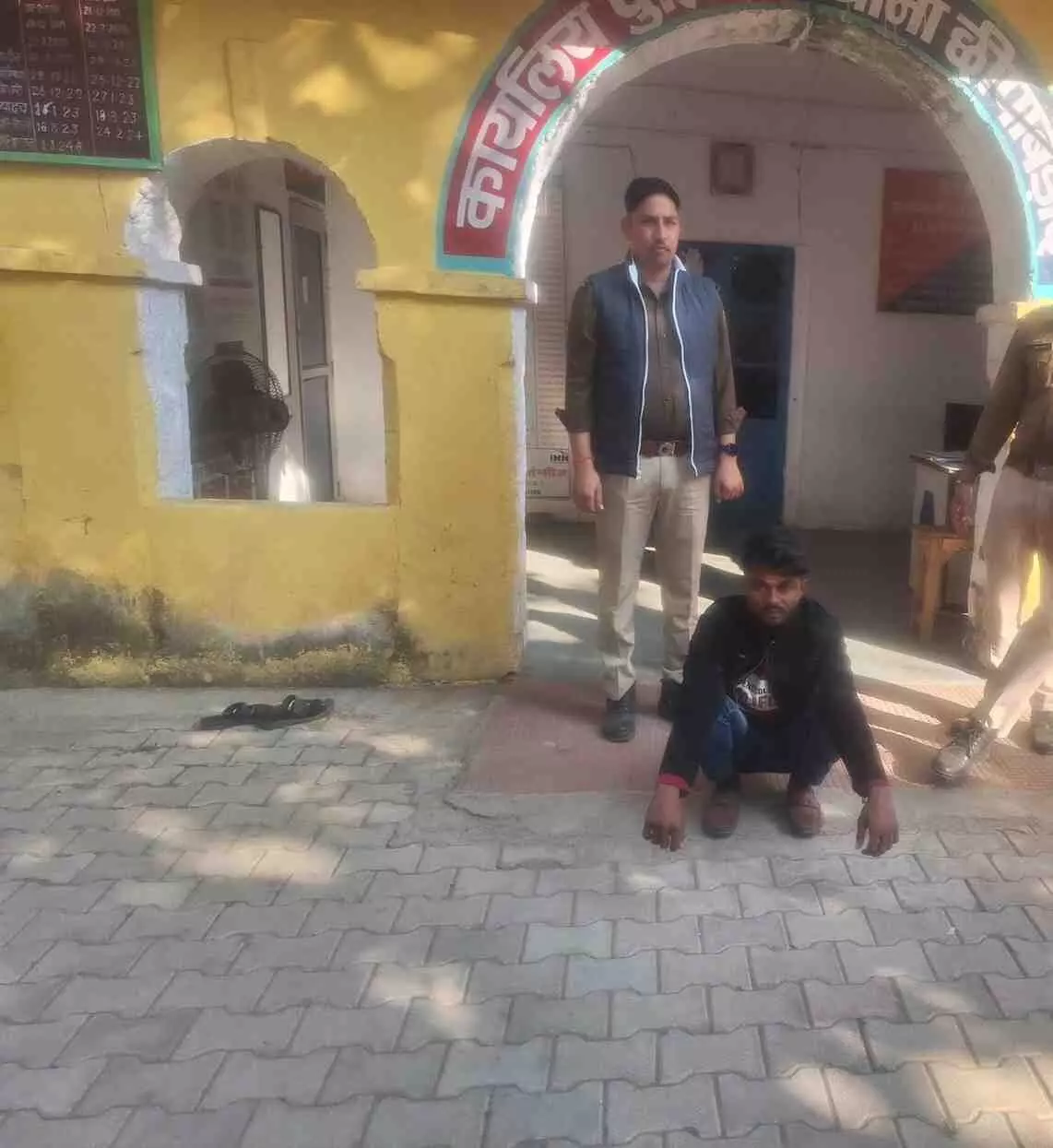 Smuggler arrested with 40 grams of smack, Smuggler arrested with 40 grams of smack,