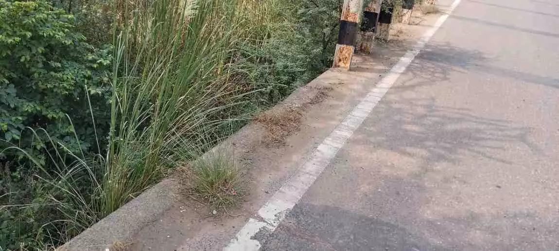 Broken railing on Banganga bridge increases risk of road accidents,