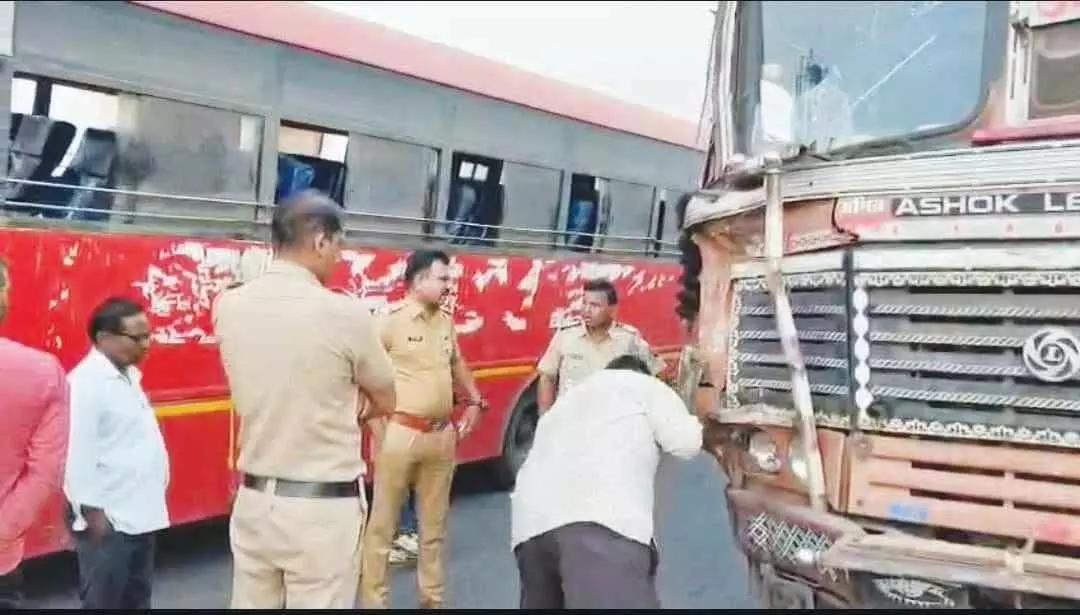 ST bus accident on Dhule-Surat highway, all passengers narrowly escaped ST bus accident on Dhule-Surat highway, all passengers narrowly escaped