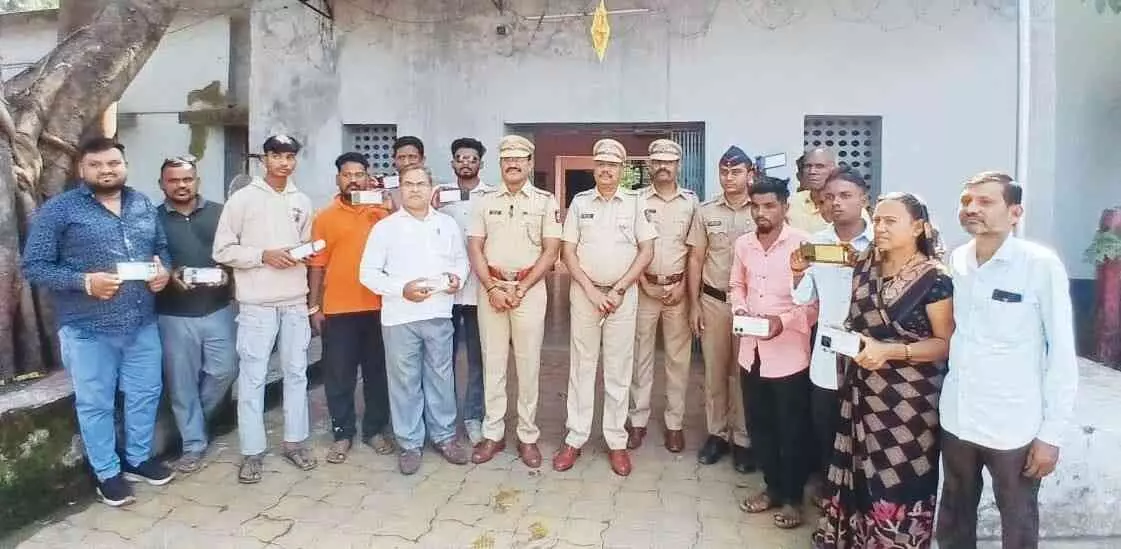 Aklakuwa police achieve major success: 14 lost mobile phones worth over Rs 2 lakh recovered Aklakuwa police achieve major success: 14 lost mobile phones worth over Rs 2 lakh recovered