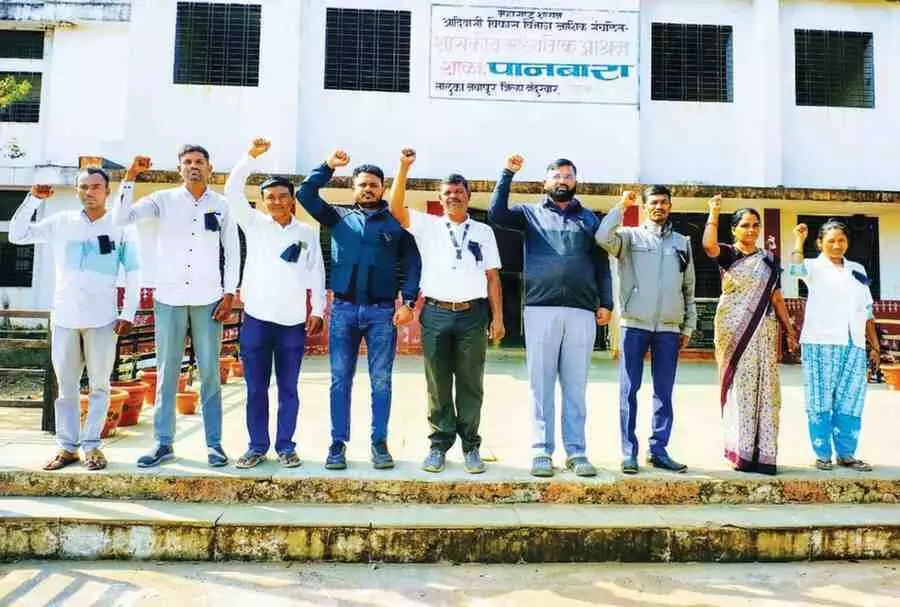 Nandurbar: Ashram school teachers wearing black ribbons staged a peaceful protest against the TET Act. Nandurbar: Ashram school teachers wearing black ribbons staged a peaceful protest against the TET Act.
