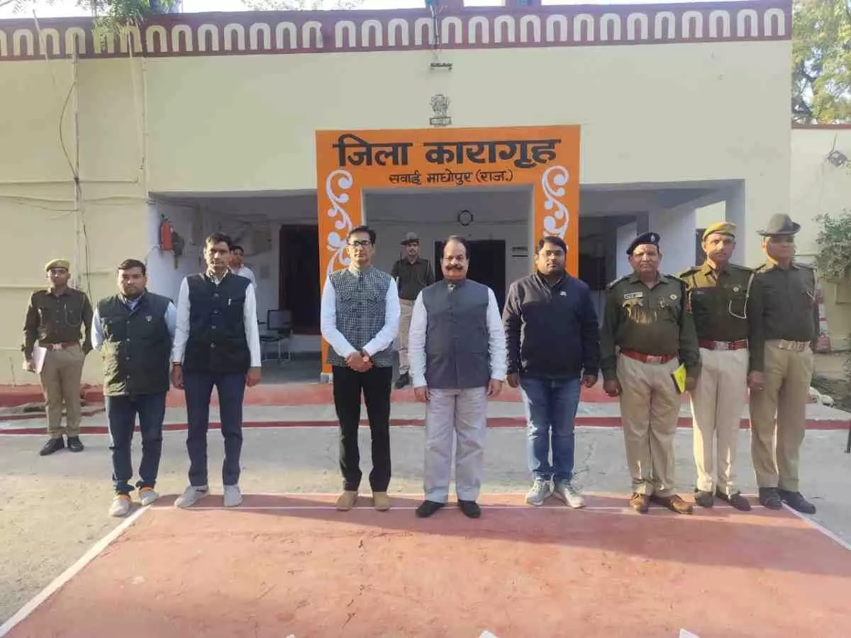 Shri Devendra Dixit conducted a surprise inspection Shri Devendra Dixit conducted a surprise inspection