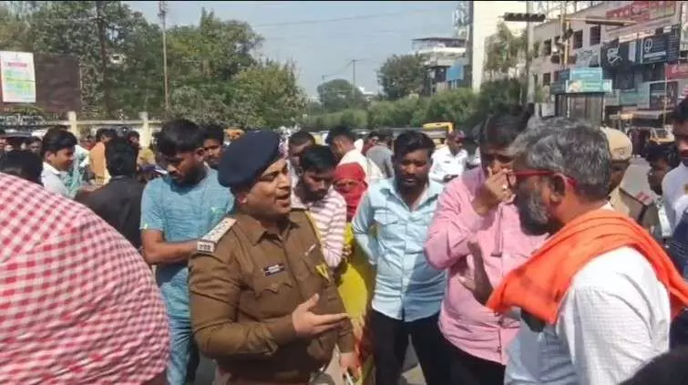 Latur: Effigies of Mavals removed overnight from Shivaji Maharaj Chowk, Maratha community outraged—road blockade brings city to a standstill