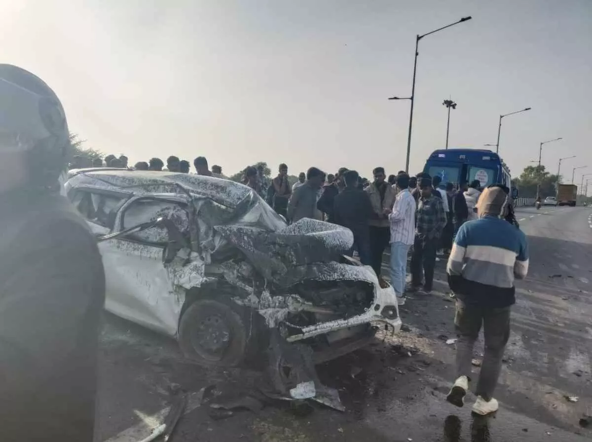 दरोली ओवरब्रिज पर फिल्मी स्टाइल में भीषण टक्कर, एक की मौत; छह लोग गंभीर रूप से घायल दरोली ओवरब्रिज पर फिल्मी स्टाइल में भीषण टक्कर, एक की मौत; छह लोग गंभीर रूप से घायल