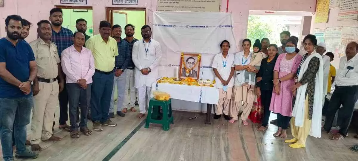 Korpana: Dr. Babasaheb Ambedkars Mahaparinirvan Day was celebrated with reverence at the rural hospital. Korpana: Dr. Babasaheb Ambedkars Mahaparinirvan Day was celebrated with reverence at the rural hospital.