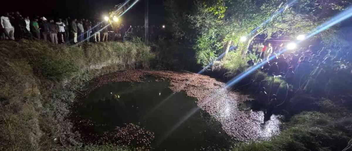 Sakri Tehsil: Tragic accident in Ganeshpur Shivar, uncontrolled tractor falls into a deep well, two girls missing Sakri Tehsil: Tragic accident in Ganeshpur Shivar, uncontrolled tractor falls into a deep well, two girls missing