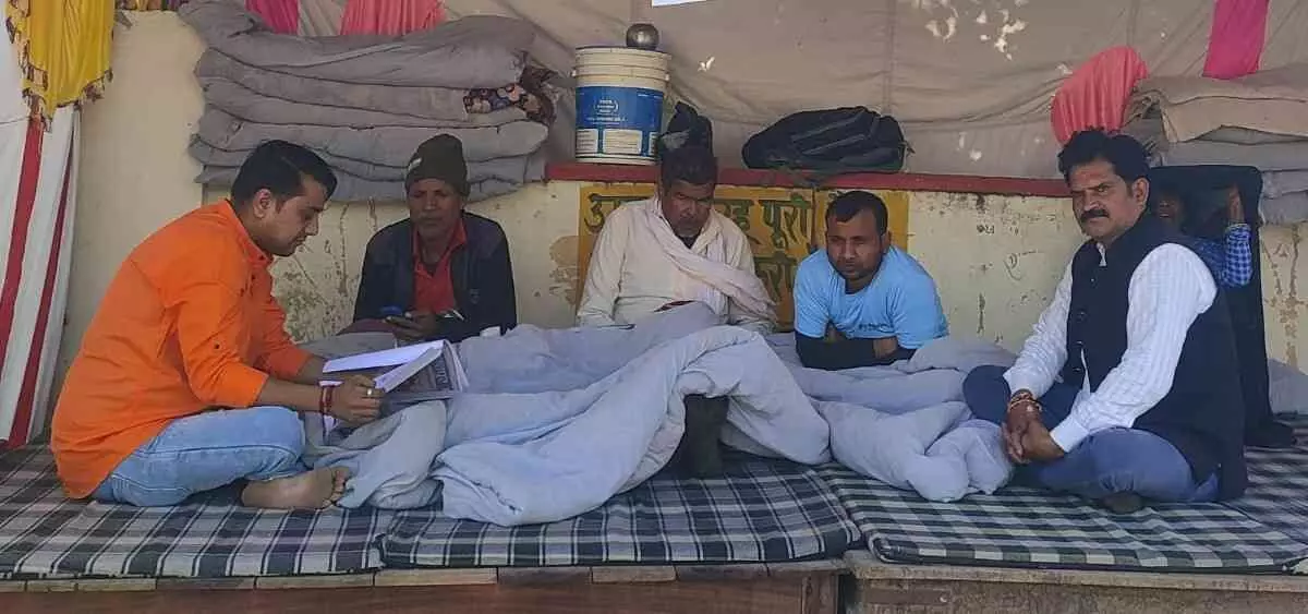 Patients are upset at Pathena CHC in Bhusavar block, absence of doctors and chaos affect health services
