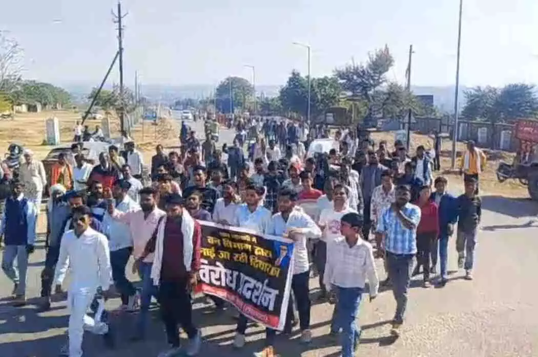 मुकुंदरा टाइगर रिजर्व में दीवार निर्माण के विरोध में ग्रामीणों ने किया उग्र प्रदर्शन मुकुंदरा टाइगर रिजर्व में दीवार निर्माण के विरोध में ग्रामीणों ने किया उग्र प्रदर्शन