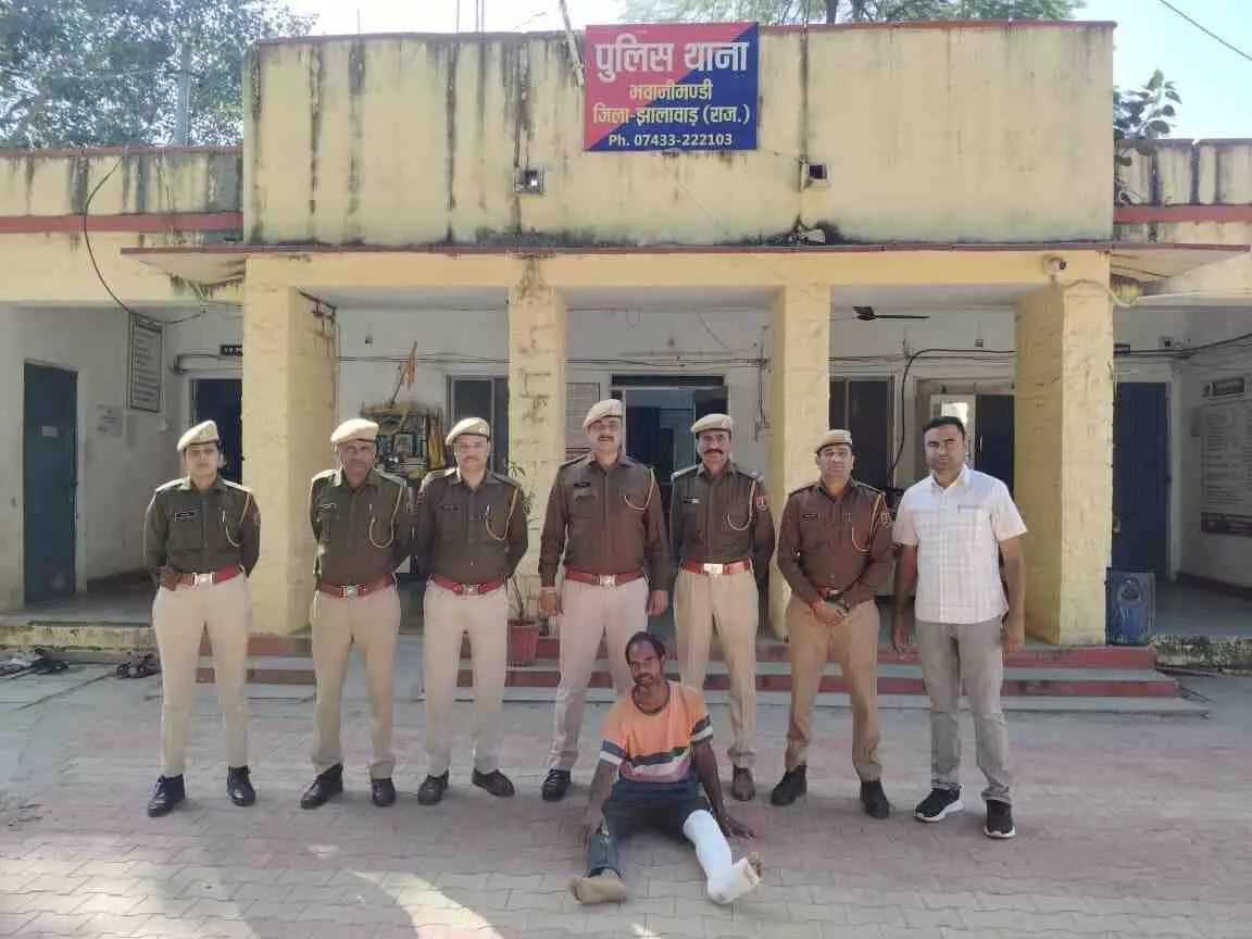 Jhalawar: The accused who stalked and molested an 11-year-old girl on her way to school was arrested by the police within 24 hours Jhalawar: The accused who stalked and molested an 11-year-old girl on her way to school was arrested by the police within 24 hours