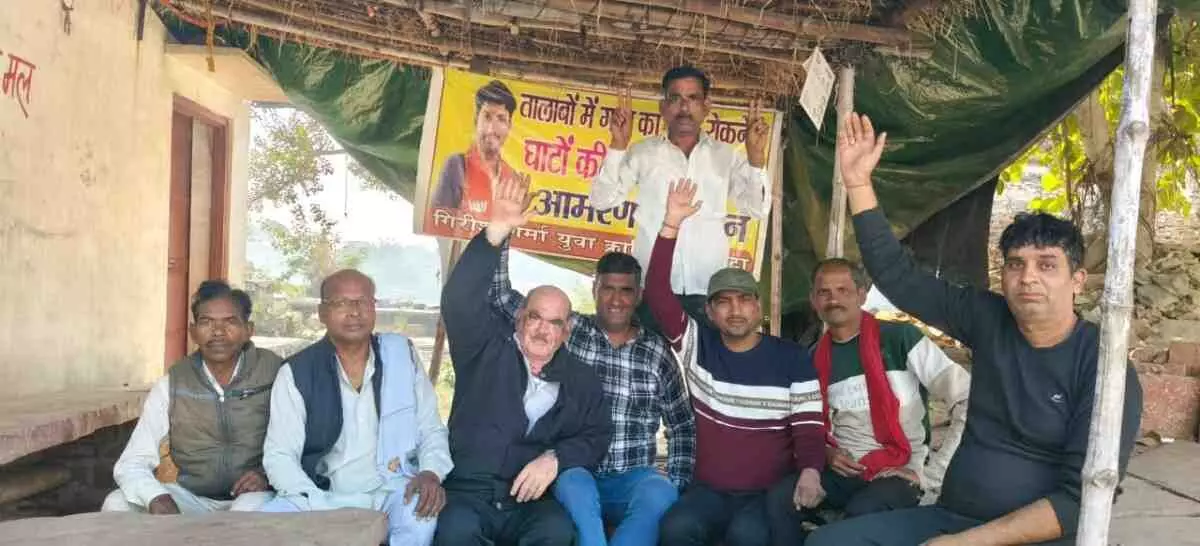 Deeg: BJP Yuva Morchas 13th day protest to stop the pollution in the ponds of Jal Mahal Deeg: BJP Yuva Morchas 13th day protest to stop the pollution in the ponds of Jal Mahal