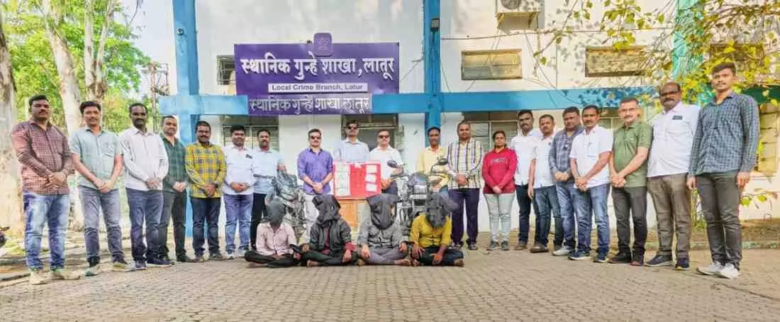 Latur Police in major action: 23 housebreakings uncovered, four members of notorious theft gang arrested, goods worth ₹4.37 lakh recovered