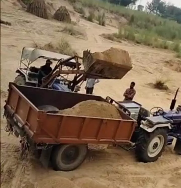Illegal exploitation of the Baan Ganga river continues in Bhusavar