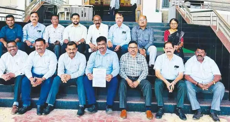 Disputes escalate over allocation of responsibilities for housing and NREGA programs; officials in Nandurbar demand immediate resolution. Disputes escalate over allocation of responsibilities for housing and NREGA programs; officials in Nandurbar demand immediate resolution.