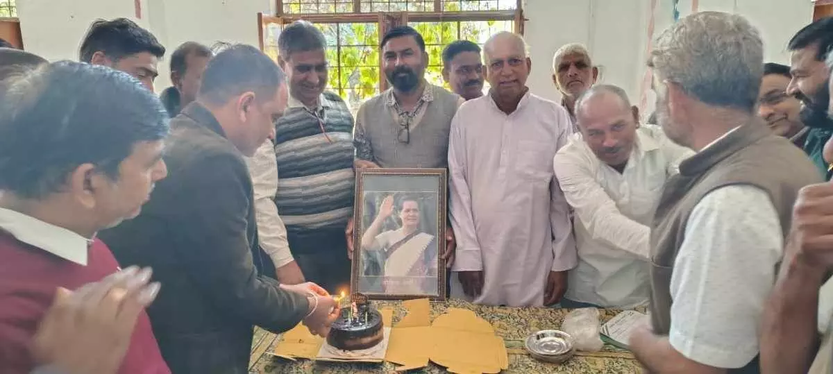 Sonia Gandhis birthday celebrated with great enthusiasm by Congress workers in Mavli Sonia Gandhis birthday celebrated with great enthusiasm by Congress workers in Mavli