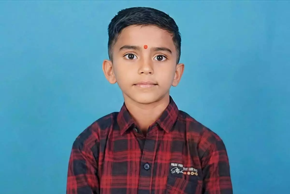 Tragic accident in Kapadne: 11-year-old student dies after falling into a two-story duct while flying a kite. Tragic accident in Kapadne: 11-year-old student dies after falling into a two-story duct while flying a kite.