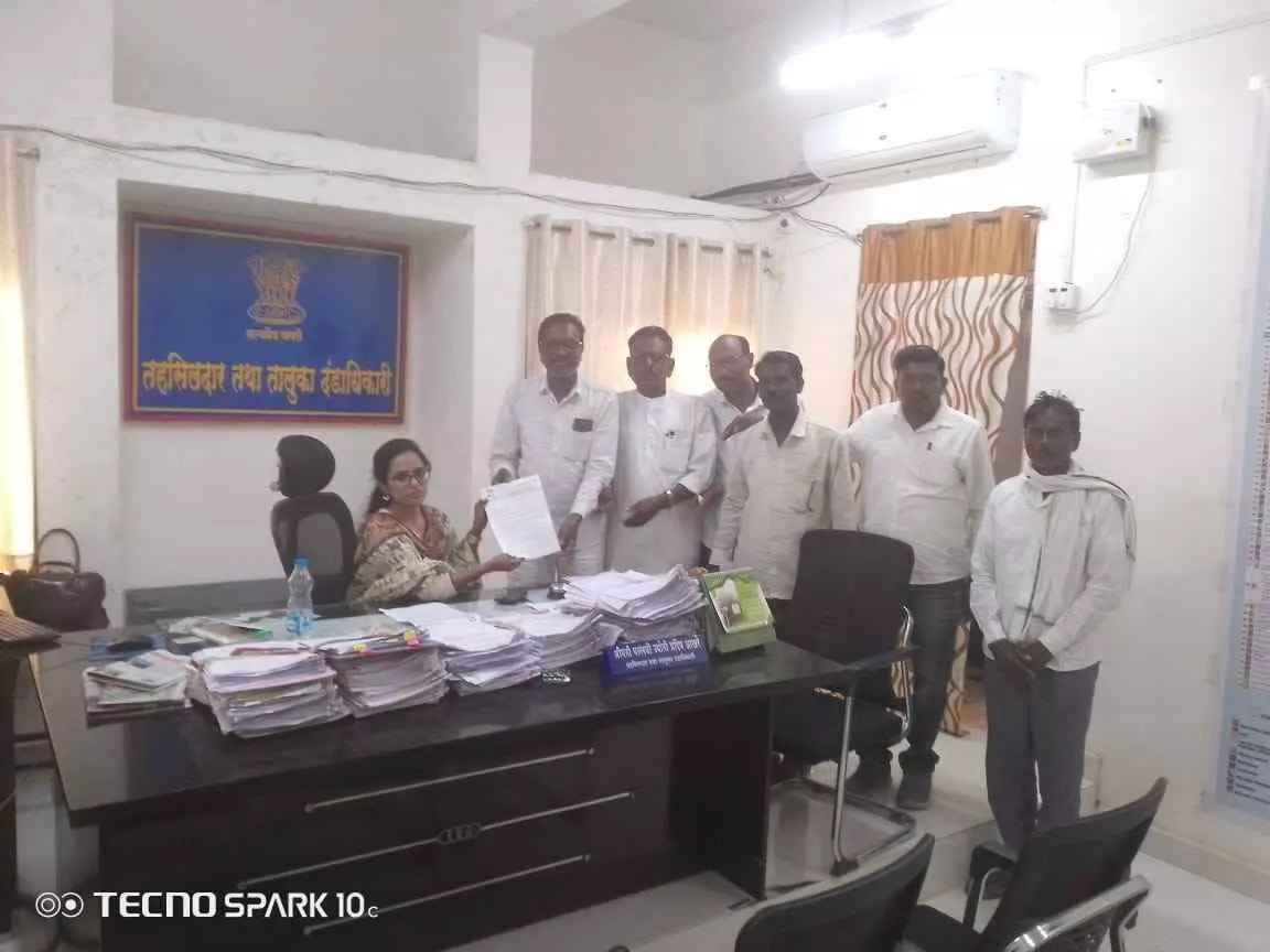 Korpana: Farmers unhappy over not getting crop insurance and subsidy, submit memorandum to Tehsildar Korpana: Farmers unhappy over not getting crop insurance and subsidy, submit memorandum to Tehsildar