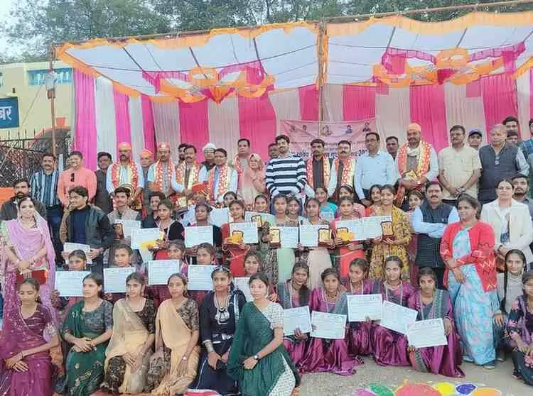 A grand district-level youth festival was organised in Salumber,