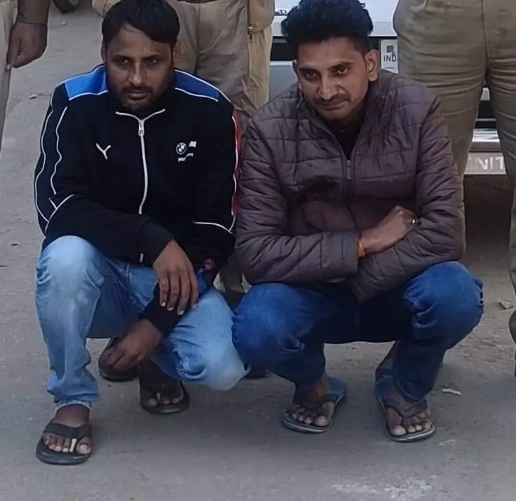 Kotwali police arrested two accused who duped people of more than 17 lakh rupees by promising them jobs. Kotwali police arrested two accused who duped people of more than 17 lakh rupees by promising them jobs.