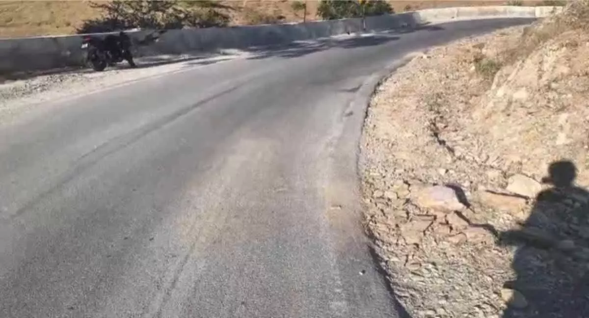 Increasing danger in Kheria Valley: Slippery mud and sharp turns have increased accidents, with 10-15 bikers falling daily. Increasing danger in Kheria Valley: Slippery mud and sharp turns have increased accidents, with 10-15 bikers falling daily.