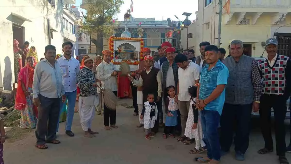 Thakurji was given a grand welcome in Kheroda, special puja was performed at the residence of Vijay Singh Bhagwant Singh Rathore. Thakurji was given a grand welcome in Kheroda, special puja was performed at the residence of Vijay Singh Bhagwant Singh Rathore.