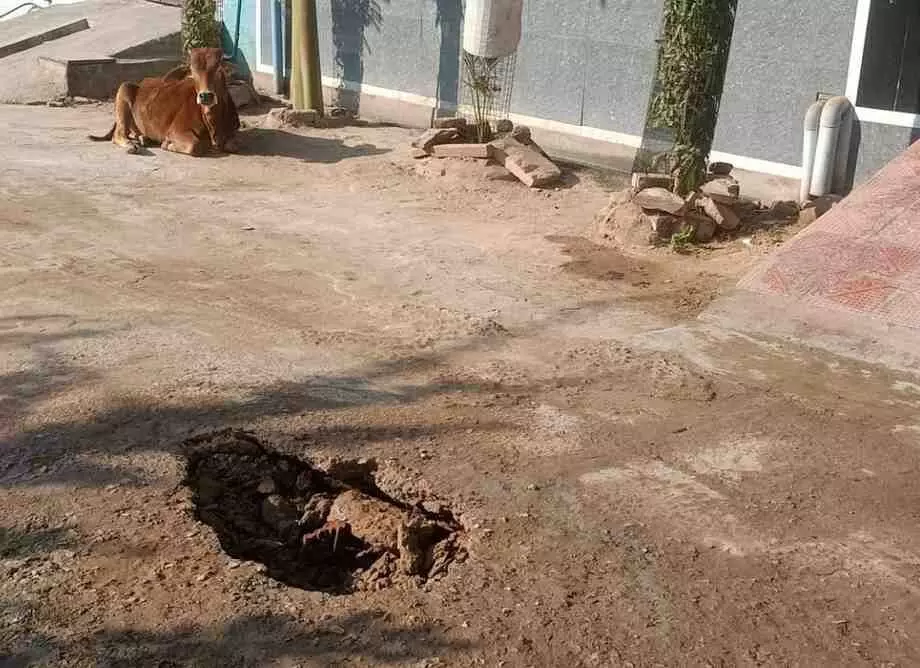Negligence of the Water Supply Department in Bayana: Broken pipes and potholes disrupt the lives of colony residents.